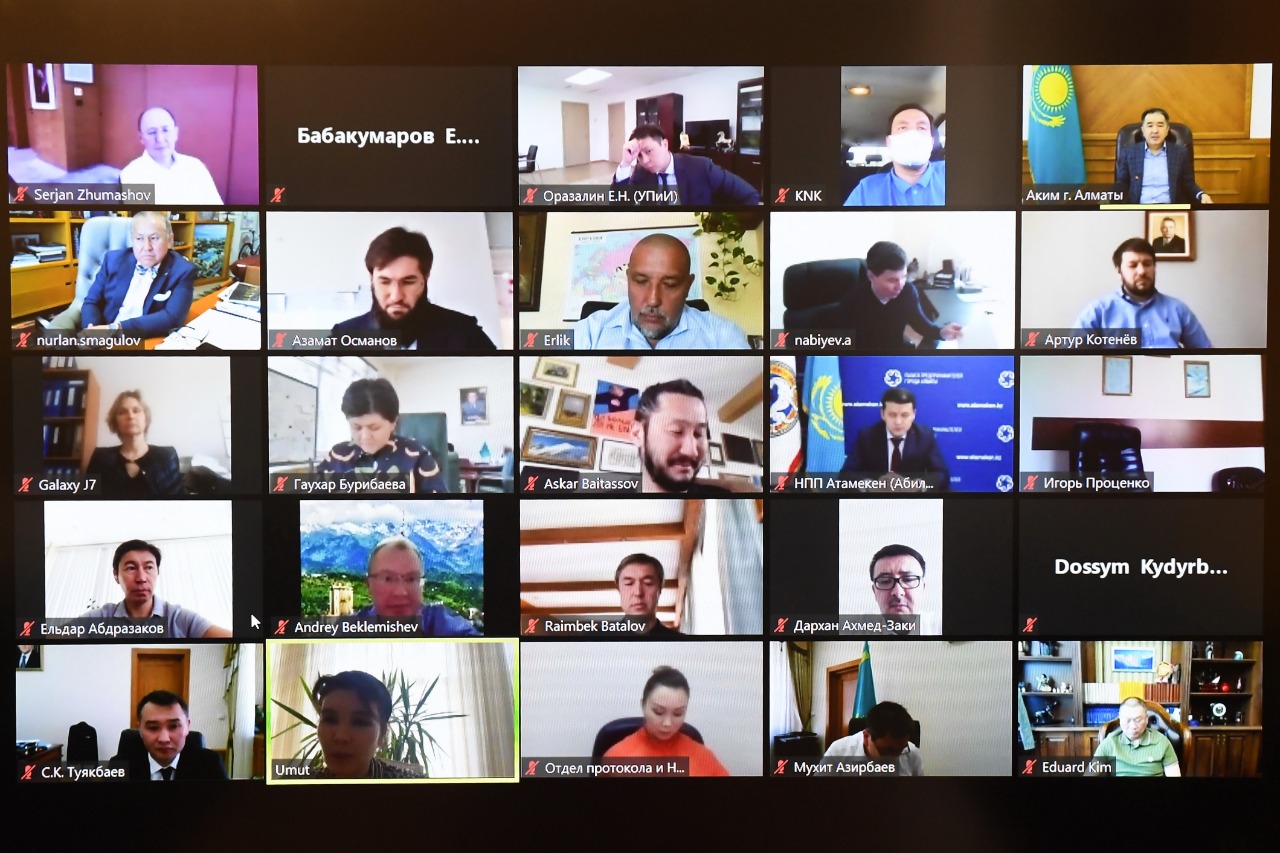 الماتى اكىمى كاسىپكەرلەرمەن كەڭەس وتكىزدى