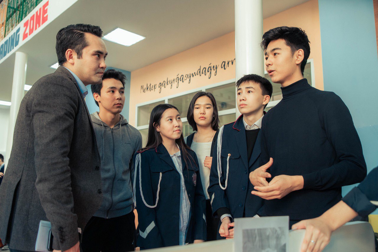 كابينەتىن مۇعالىمدەرگە بوساتىپ بەرگەن ديرەكتور