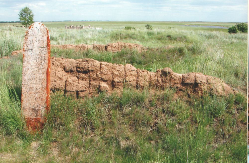قاجىمۇقان بالۋاننىڭ اجەسىنىڭ قابىرى