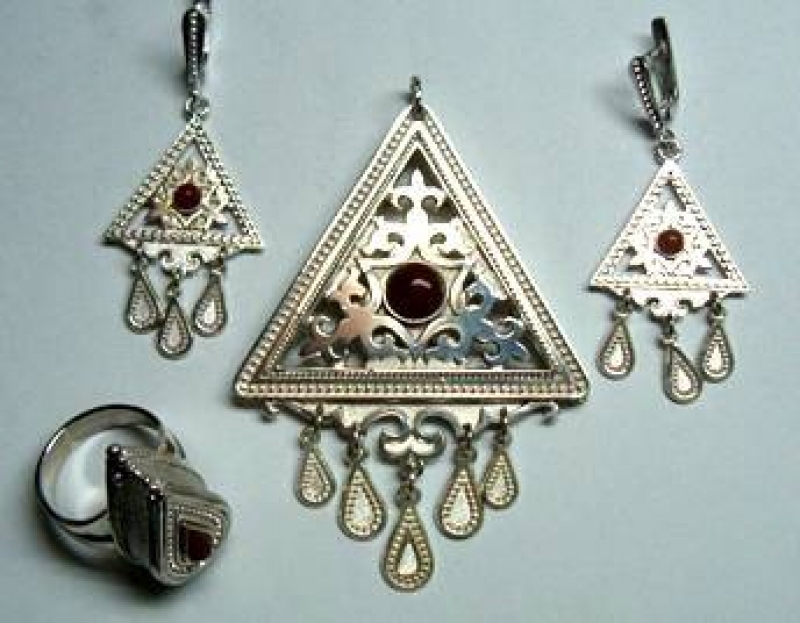 اشەكەي جاسايتىن ادەمى قىز