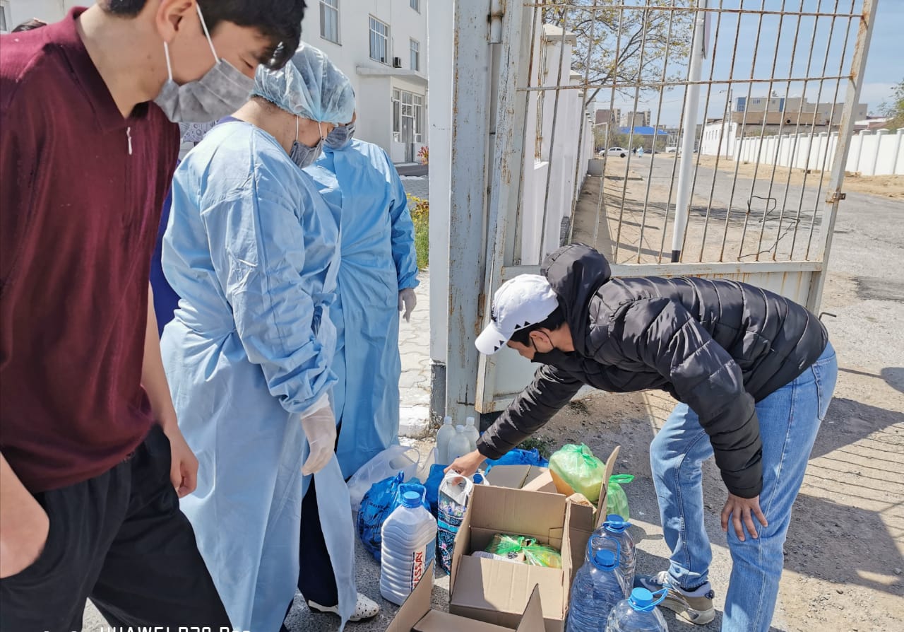 ماڭعىستاۋدا كاسىپكەرلەر دارىگەرلەرگە ۇلتتىق تاعام جەتكىزدى