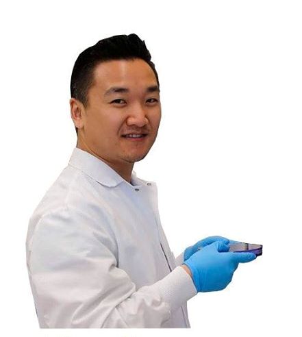 ۆيرۋسولوگ: 1 ادام COVID-19-دى كەم دەگەندە 5 ادامعا جۇقتىرادى