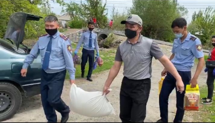 جەتىسۋ پوليتسەيلەرى مۇقتاج وتباسىلارعا الەۋمەتتىك قولداۋ جاسادى
