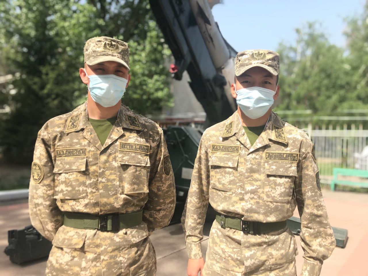 اسكەريلەر قارت ادامعا العاشقى كومەك كورسەتتى