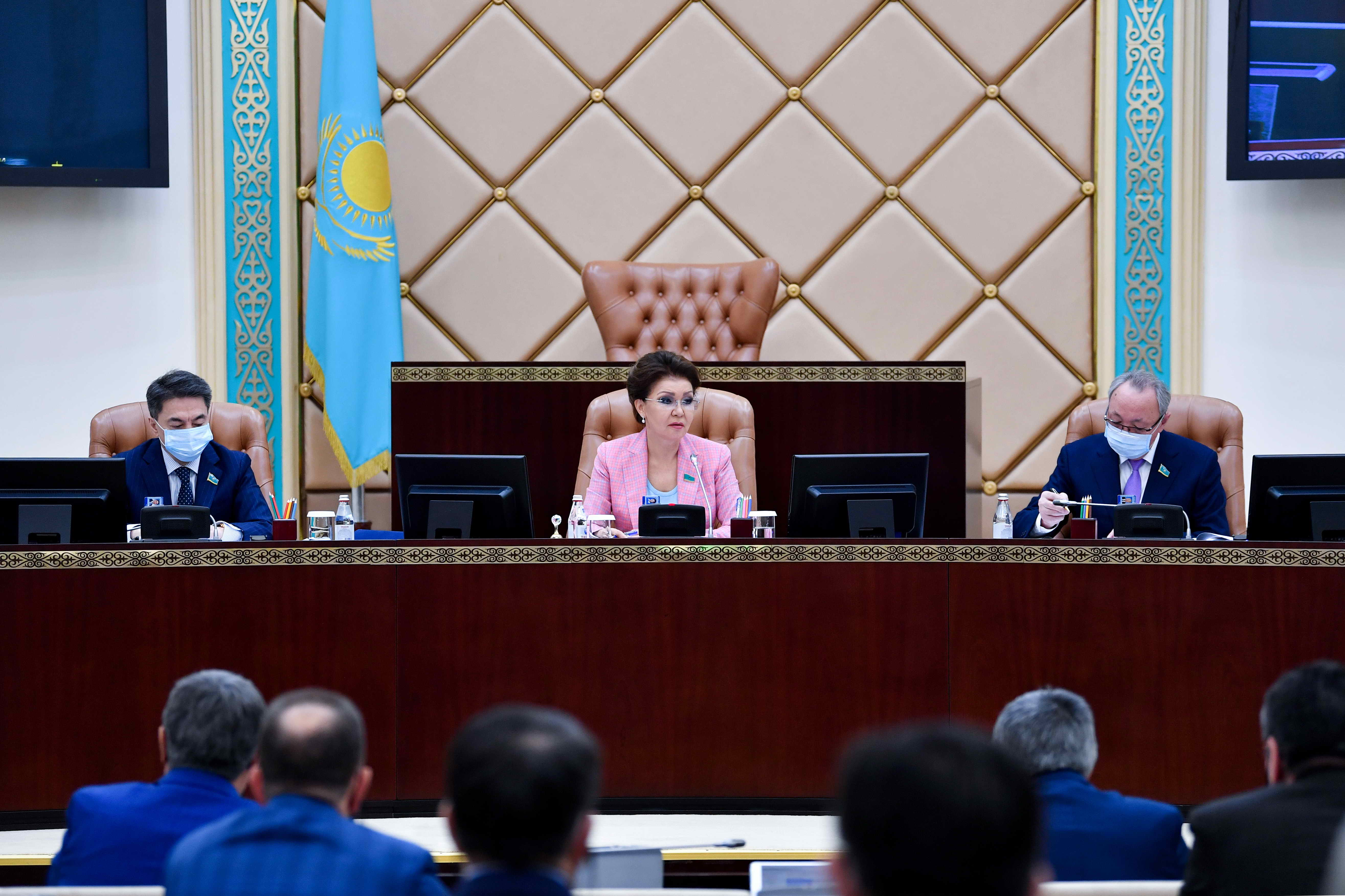 سەنات حالىقتىڭ الەۋمەتتىك ءال-اۋقاتىن ارتتىرۋعا مۇمكىندىك بەرەتىن زاڭداردى قابىلدادى