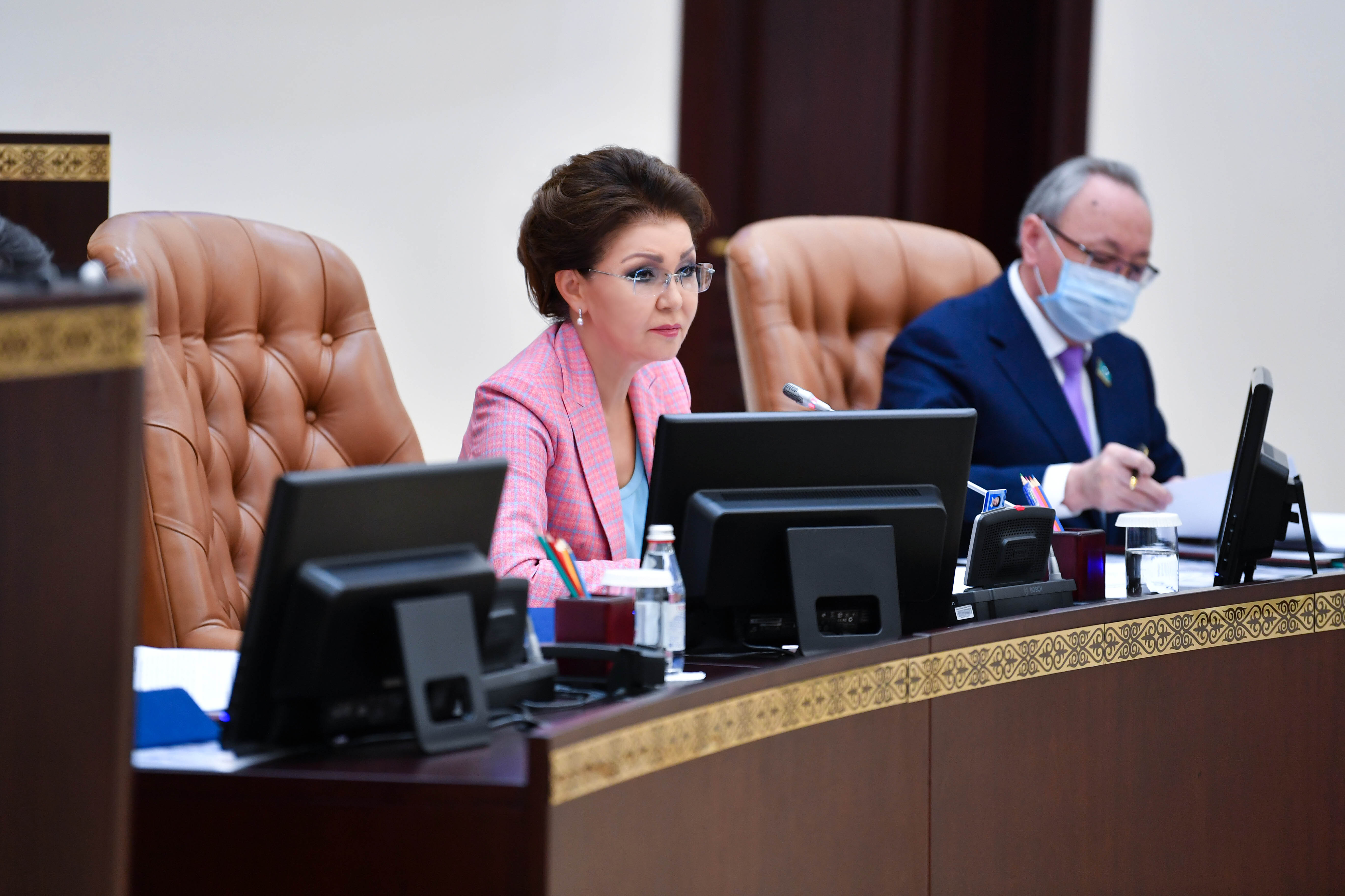 سەناتتا «قانداس» اتاۋىن زاڭداستىراتىن قۇجات قولداۋ تاپتى