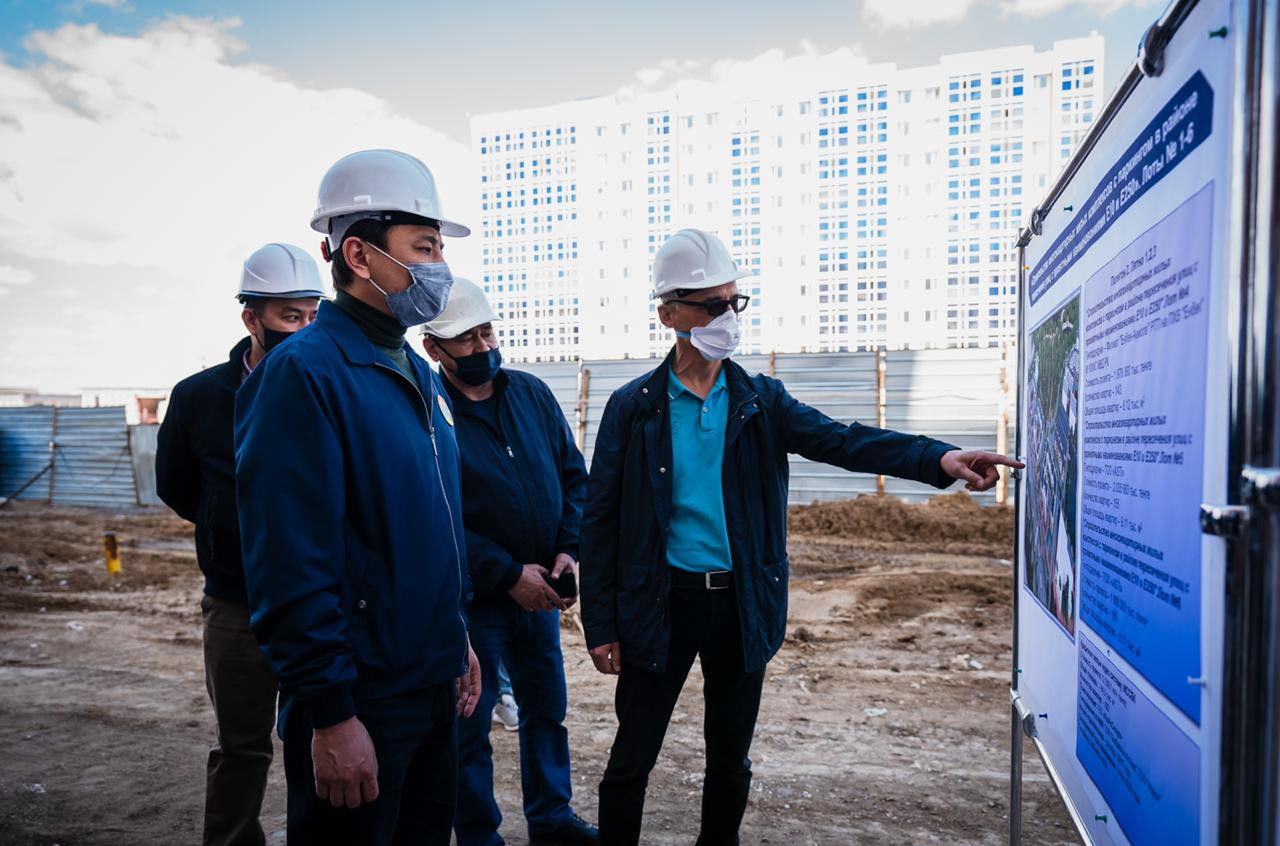 ەلوردا اكىمى قۇرىلىس سالۋشىلارعا قاتاڭ ەسكەرتۋلەر جاسادى