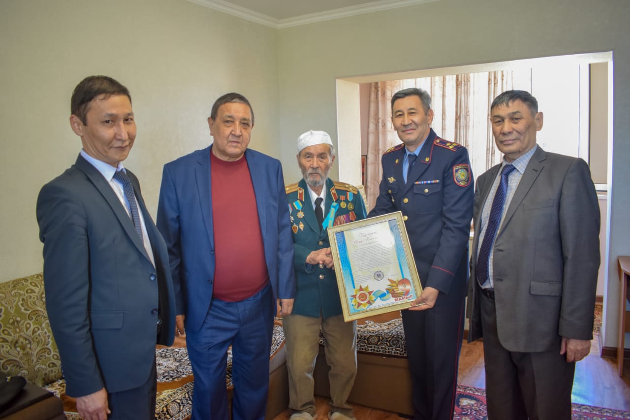 قاج قىزمەتكەرلەرى 91 جاستاعى ارداگەردى مەرەكەسىمەن قۇتتىقتادى