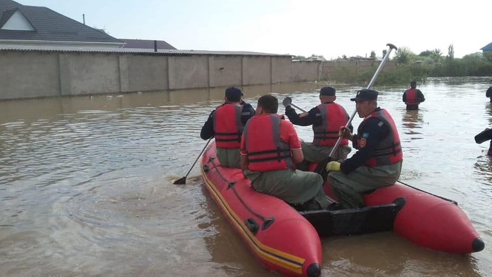 شىمكەنتتىك قۇتقارۋشىلار سۋ باسقان ەلدى مەكەندەرگە كومەك كورسەتۋدە