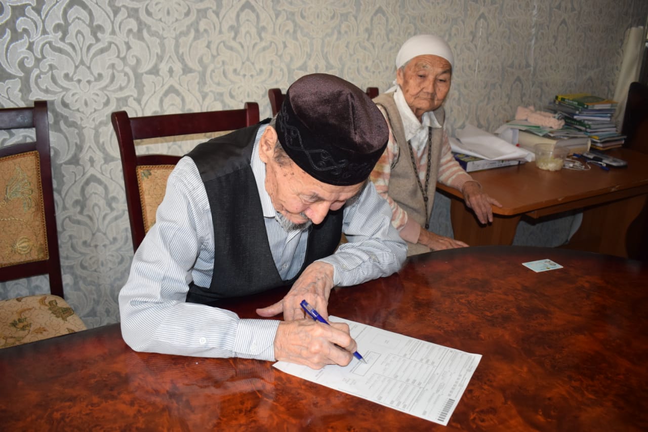 ماڭعىستاۋ: پوليتسەيلەر قارتتاردىڭ جەكە قۇجاتىن ۇيلەرگە بارىپ رەسىمدەدى