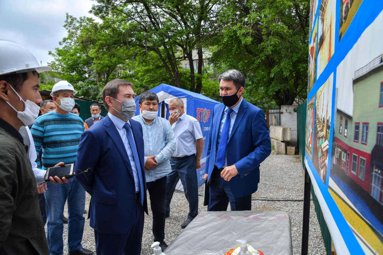 م.ايتەنوۆ ءۇش اۋىسىمدى مەكتەپتەردىڭ ماسەلەسىمەن تانىستى