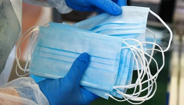 شەكارادا تاركىلەنگەن ميلليون ماسكا دارىگەرلەرگە بەرىلدى