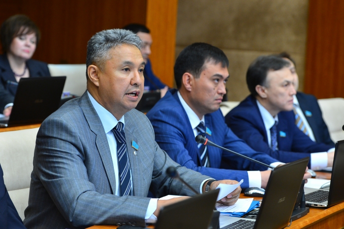 ماجىلىستە پارلامەنتتىك وپپوزيتسيانى كۇشەيتۋدى كوزدەيتىن زاڭ جوباسى قارالىپ جاتىر