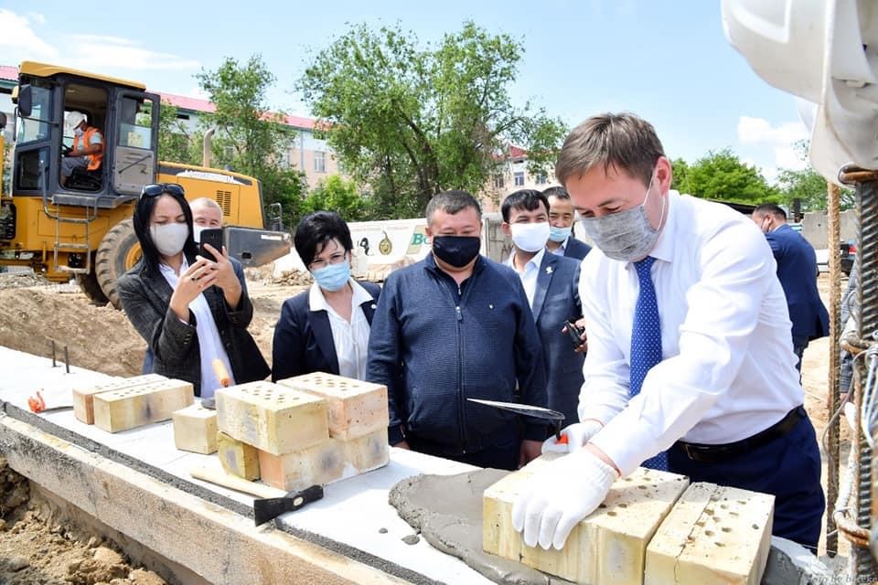 مۇرات ايتەنوۆ سپورت نىسانىنىڭ العاشقى كىرپىشىن قالادى