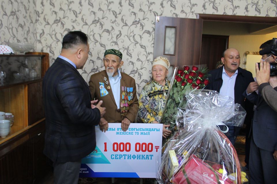 تاراز اكىمى قارت مايدانگەرگە 1 ميلليون تەڭگەنىڭ سەرتيفيكاتىن تاپسىردى