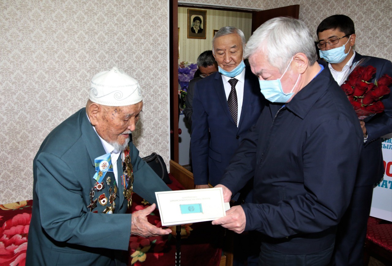 اكىم جامبىلدىق ارداگەرلەرگە پرەزيدەنتتىڭ قۇتتىقتاۋىن جەتكىزدى