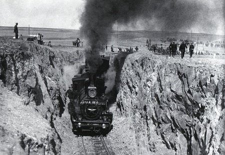  ۇلى وتان سوعىسىندا جەڭىسكە جەتۋدە قازاقستان شويىن جولدارى شەشۋشى ءرول اتقاردى