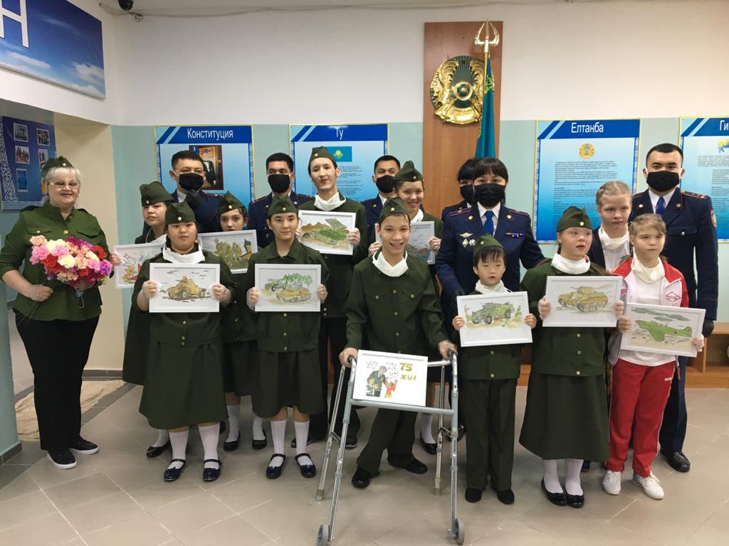 اقتاۋدا پوليتسەيلەر بالالارعا مەرەكە ۇيىمداستىردى