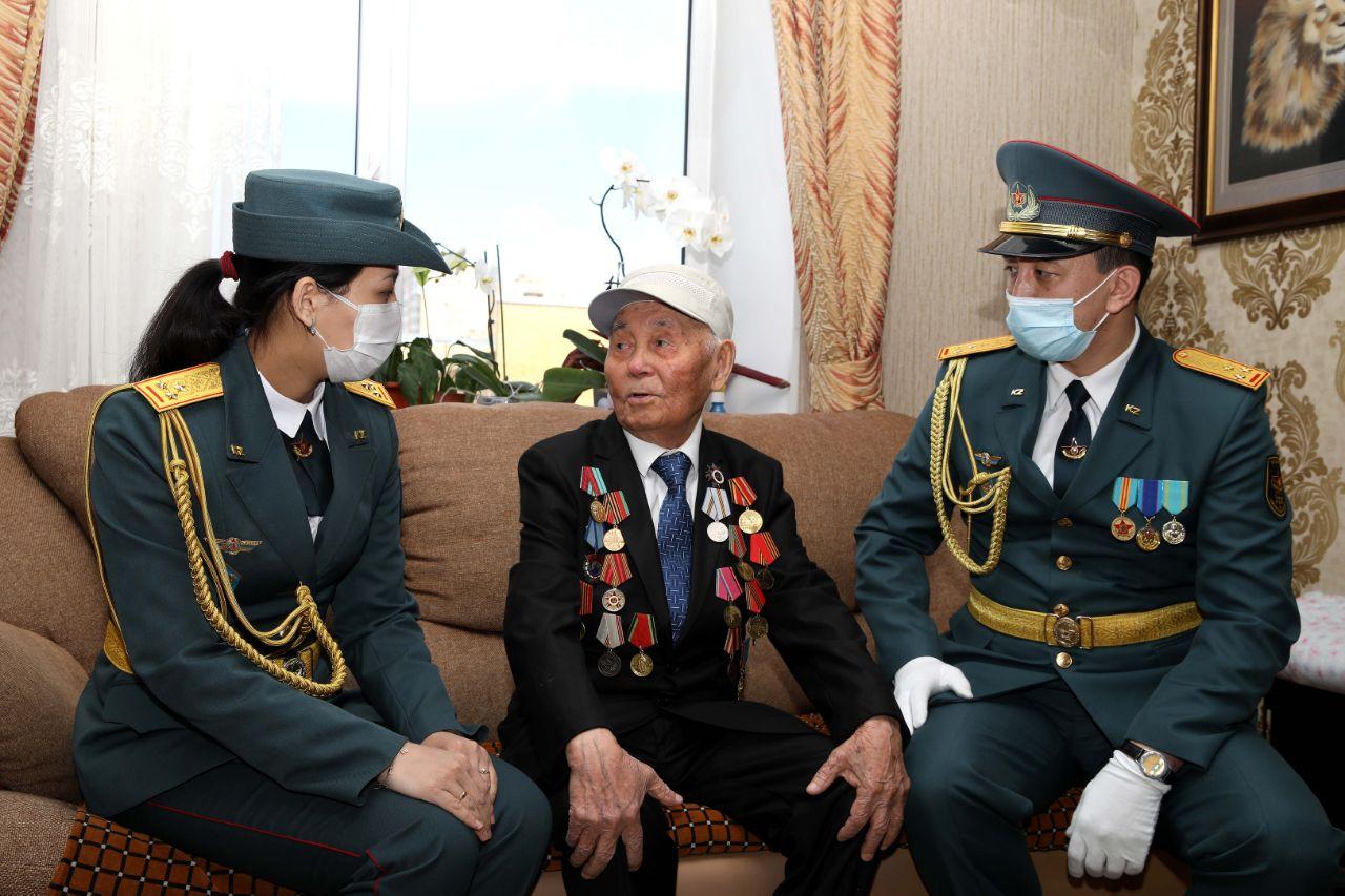 اسكەري قىزمەتشىلەر  ۇلى وتان سوعىسىنىڭ ارداگەرلەرىن قۇتتىقتادى