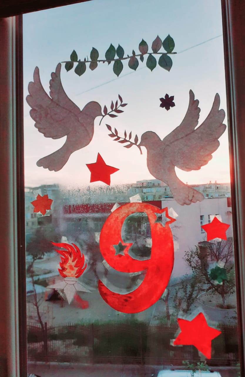 اقتاۋلىقتار جەڭىس كۇنىنە وراي ءۇي تەرەزەلەرىن بەزەندىرۋدە