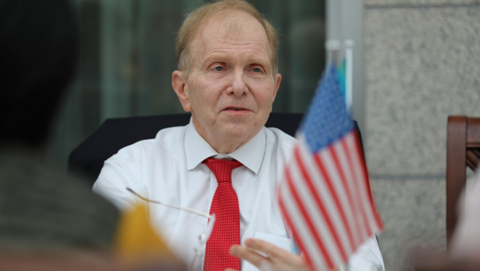 اقش ەلشىسى مەن باس كونسۋل قازاقستاندىقتاردى جەڭىس كۇنىمەن قۇتتىقتادى