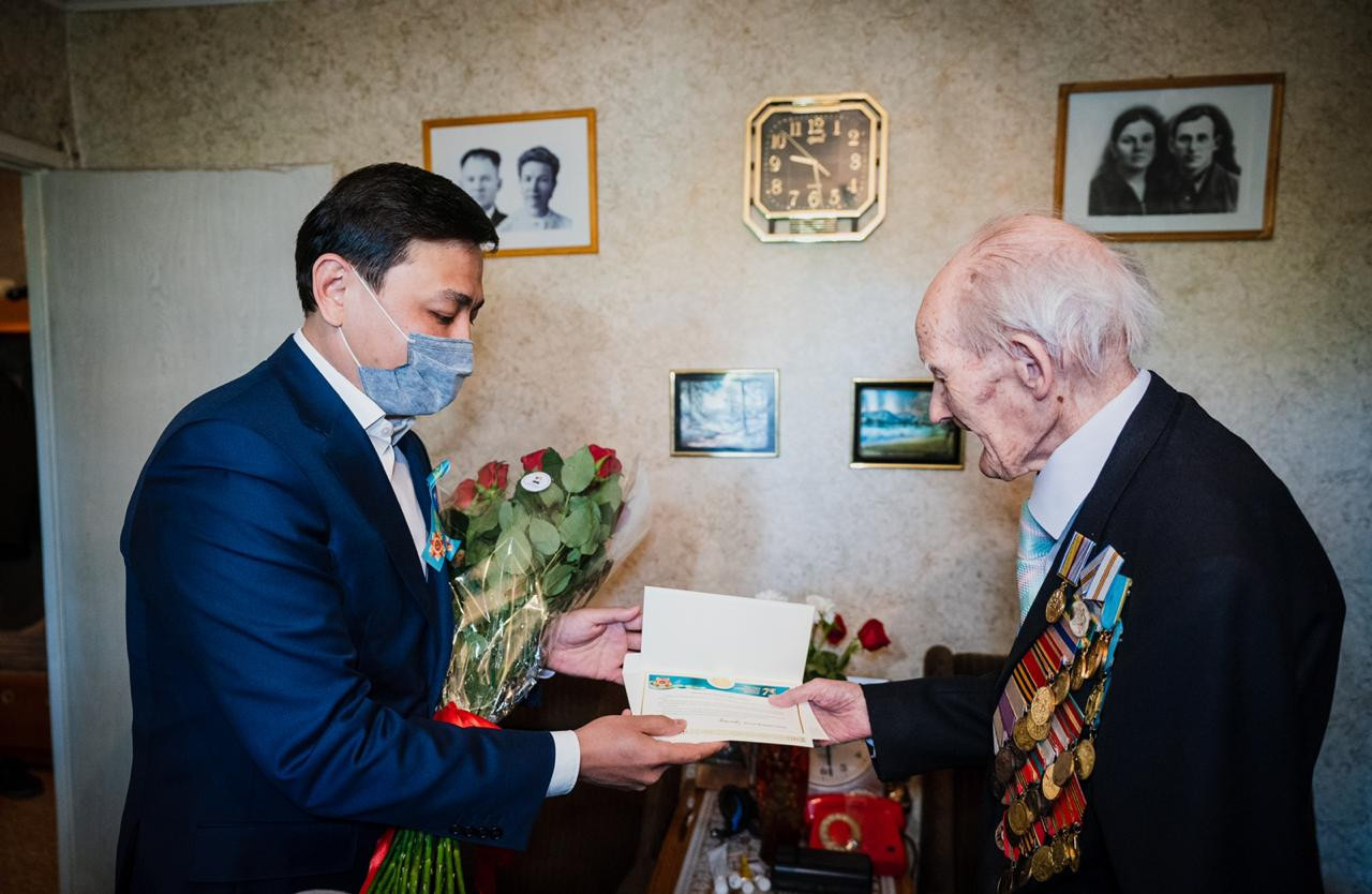 ەلوردا اكىمى التاي كولگىنوۆ  ۇلى وتان سوعىسى ارداگەرلەرىن قۇتتىقتادى