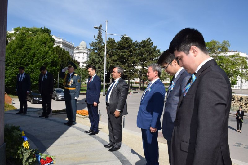 اۋسترياداعى قازاقستان ەلشىلىگىنىڭ قىزمەتكەرلەرى گۇل شوقتارىن قويدى