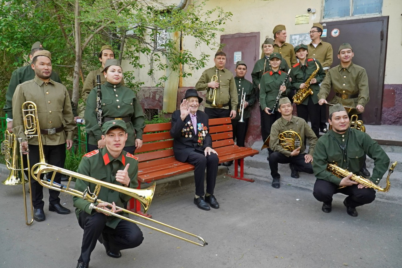 ۇلى وتان سوعىسىنىڭ ارداگەرلەرىنە سوعىس جىلدارىنداعى اندەر شىرقالدى