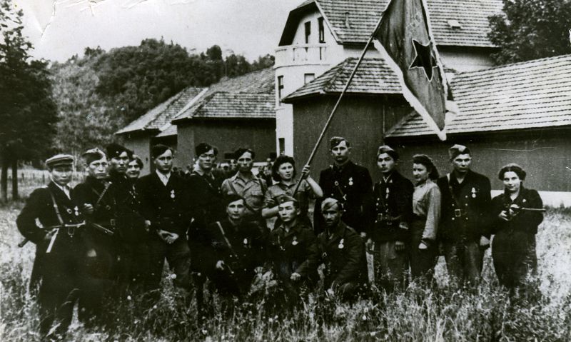 بروز تيتومەن بىرگە سوعىسقان