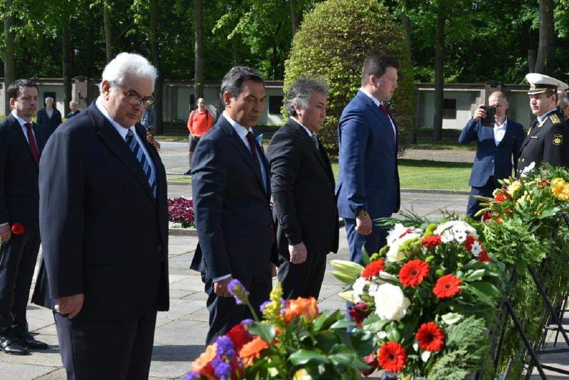 قازاقستاندىق ديپلوماتتار جەڭىس كۇنىن اتاپ وتۋدە