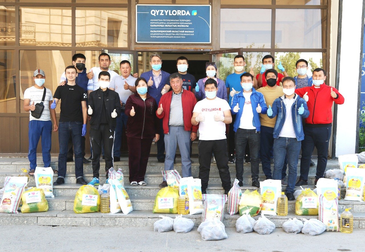 قىزىلوردالىق جۋرناليستەر جاعدايى تومەن وتباسىلارعا كومەكتەستى