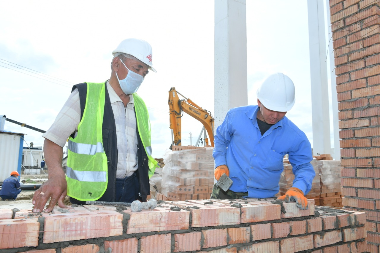 ماقتاارال اۋدانىندا 300-دەن استام جەرگىلىكتى تۇرعىن قۇرىلىسقا تارتىلعان