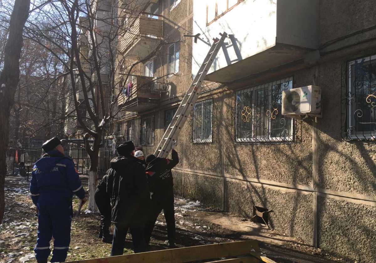 قۇتقارۋشىلار ۇيدە جالعىز قالعان بالالارعا كومەككە كەلدى