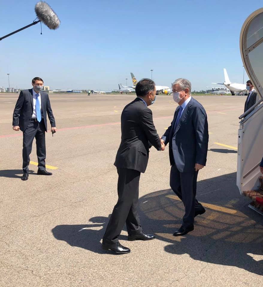 پرەزيدەنت قاسىم-جومارت توقاەۆ الماتى قالاسىنا جۇمىس ساپارىمەن كەلدى (ۆيدەو)