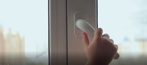 جىتىقارادا 5 جاسار بالا 5-ءشى قاباتتان قۇلاپ كەتتى