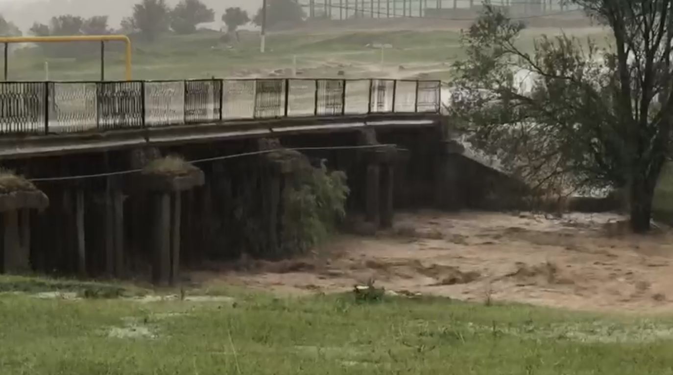 تۇركىستان: تولەبي اۋدانىندا قاسقاسۋ وزەنى ارناسىنان اسىپ كەتتى