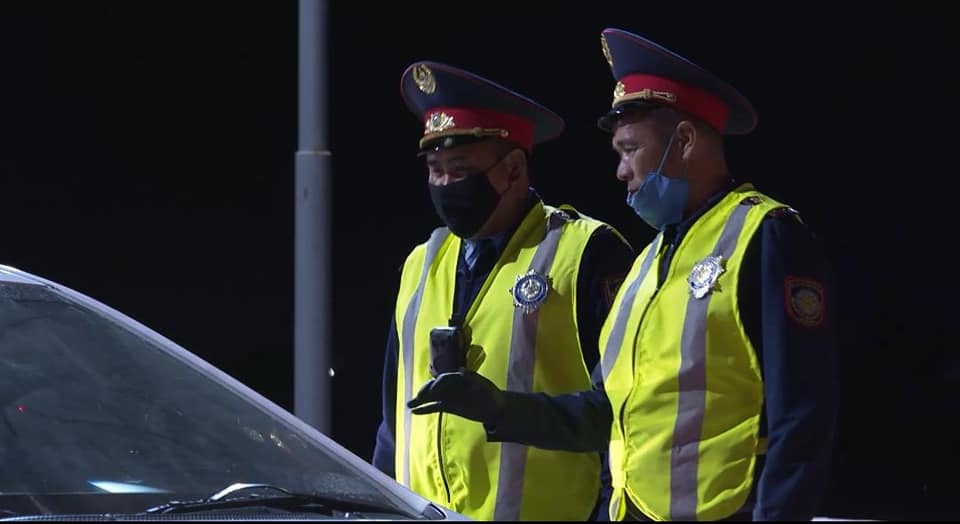 پوليتسەيلەر ماقتاارالدىقتارعا قۇجاتتارىن قالپىنا كەلتىرۋگە كومەكتەسىپ جاتىر