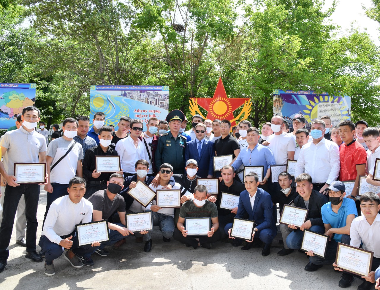 مۇرات ايتەنوۆ كارانتيندە قوعامدىق جۇمىسقا تارتىلعان 100 ساربازعا العىس حات تابىستادى