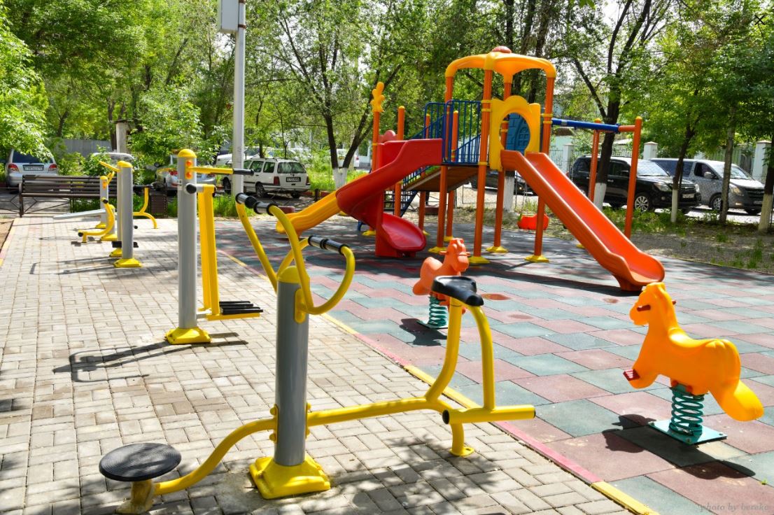 تاراز: «رۋحاني جاڭعىرۋ» باعدارلاماسى اياسىندا 1 300 شارشى مەتر بالالار الاڭشاسى سالىنۋدا