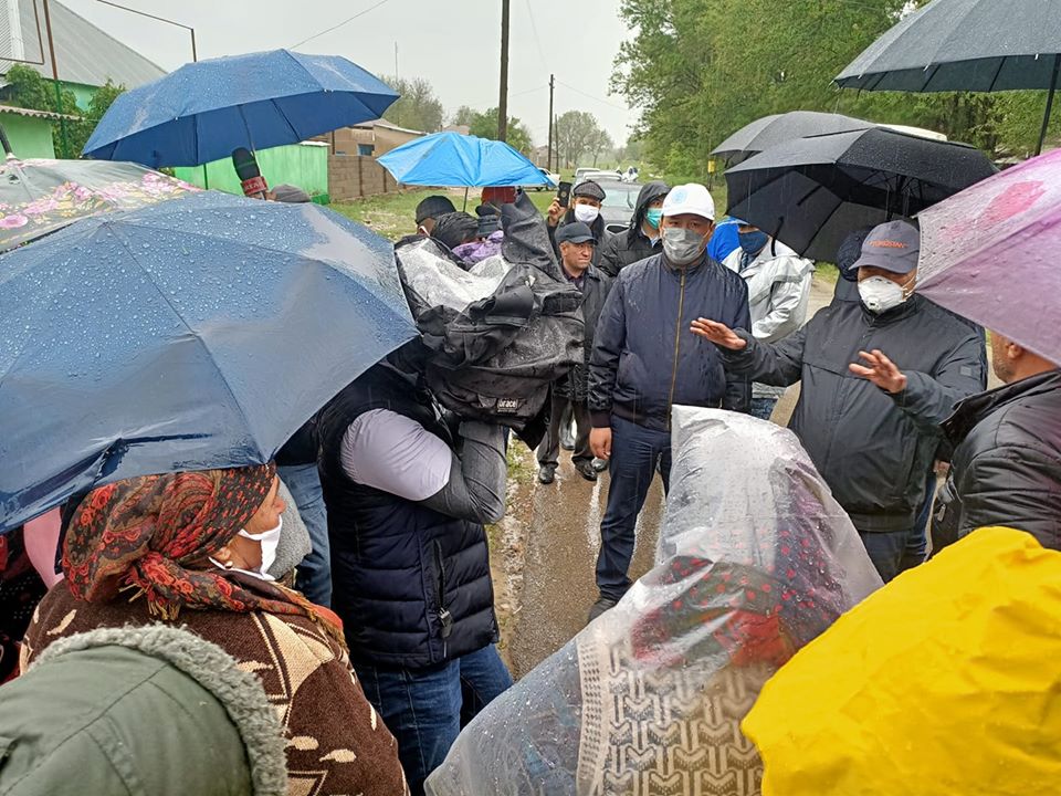 ومىرزاق شوكەەۆ تولەبي اۋدانىندا سەلدەن زارداپ شەككەن تۇرعىندارمەن كەزدەستى