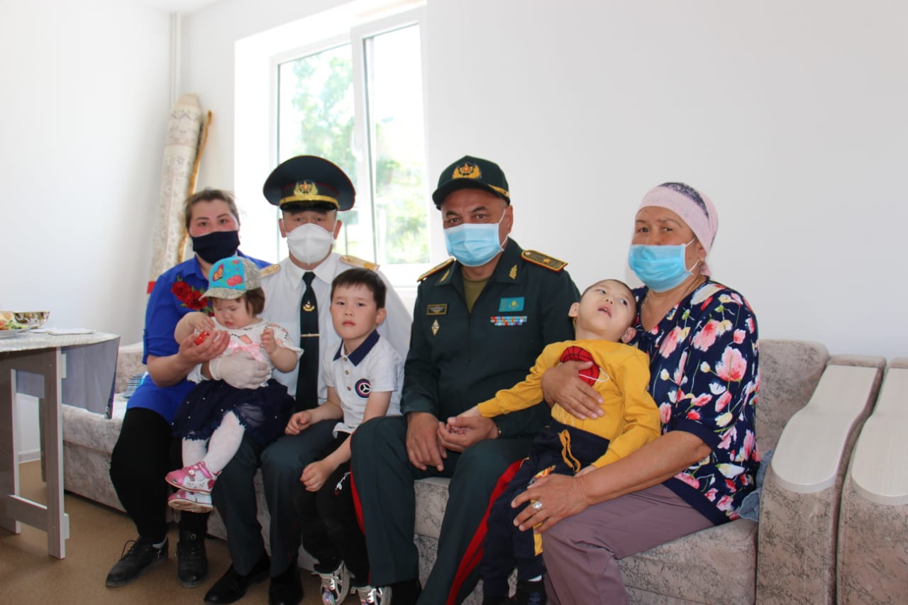 اياگوز گارنيزونىنىڭ اسكەري قىزمەتشىلەرى ءوز پاتەرلەرىنە قونىستاندى