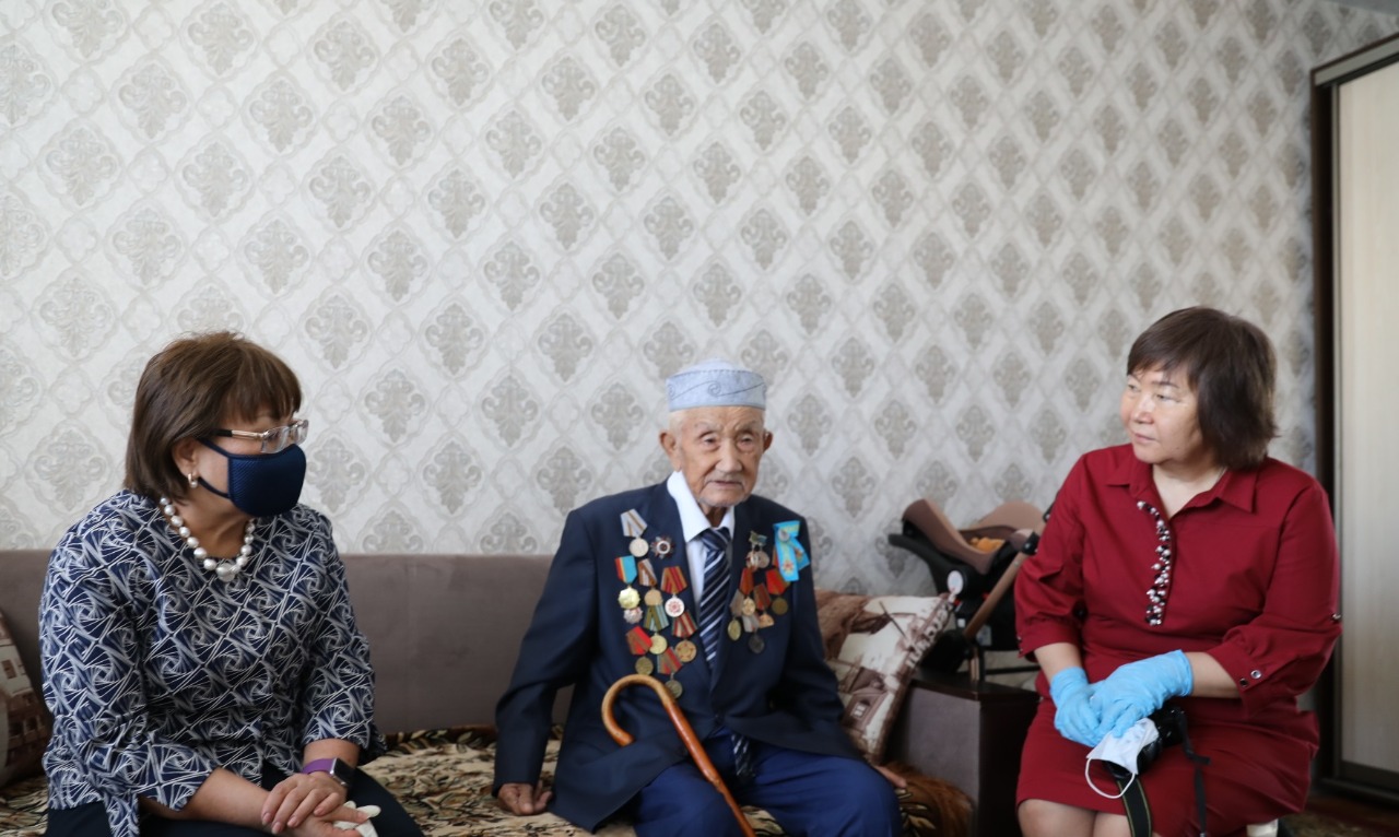 «ۇستازدار ءۇيىنىڭ» قىزمەتكەرلەرى ارداگەرلەرمەن كەزدەستى