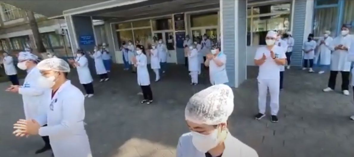 كينوگەرلەردىڭ بالالارى دارىگەرلەرگە بەينەبايان ارنادى