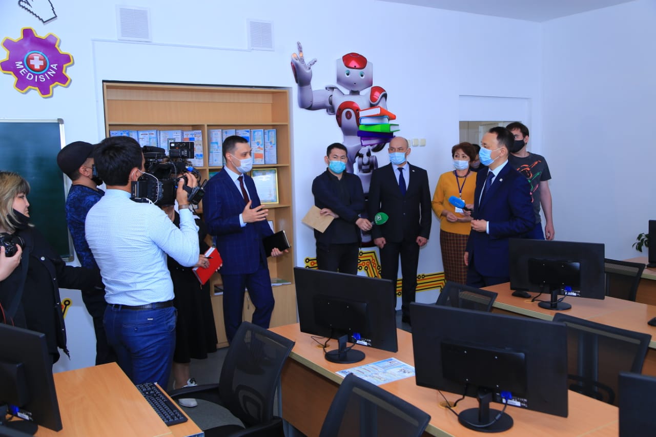 قوستاناي اۋدانىنىڭ مەكتەپتەرىنە 600 كومپيۋتەر بەرىلدى