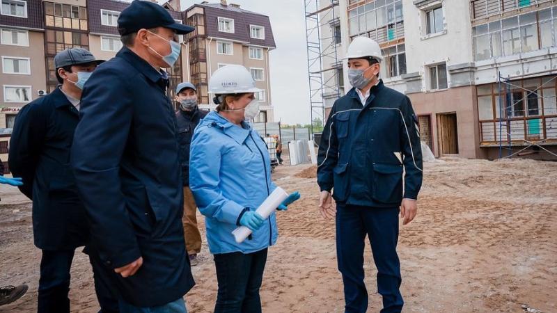 التاي كولگىنوۆ دارىگەرلەرگە ارنالعان تۇرعىن ۇيلەردىڭ قۇرىلىسىمەن تانىستى