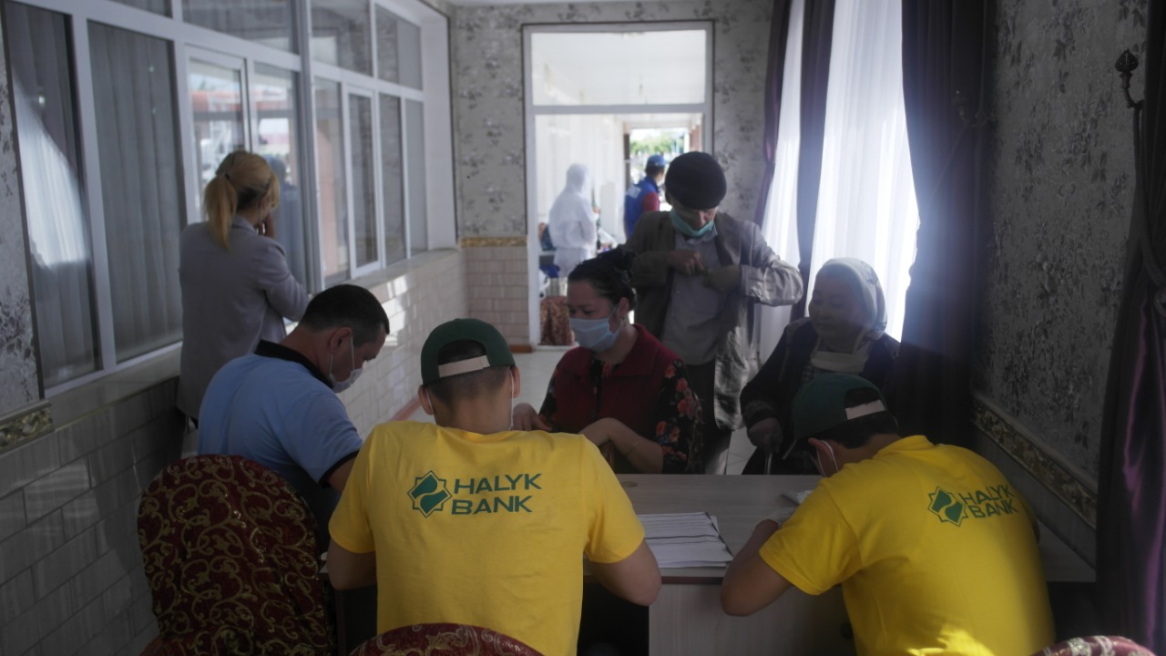 تۇركىستان: ماقتاارالدا وتەماقى تولەۋ ءۇشىن بانك كارتالارى تاراتىلا باستادى