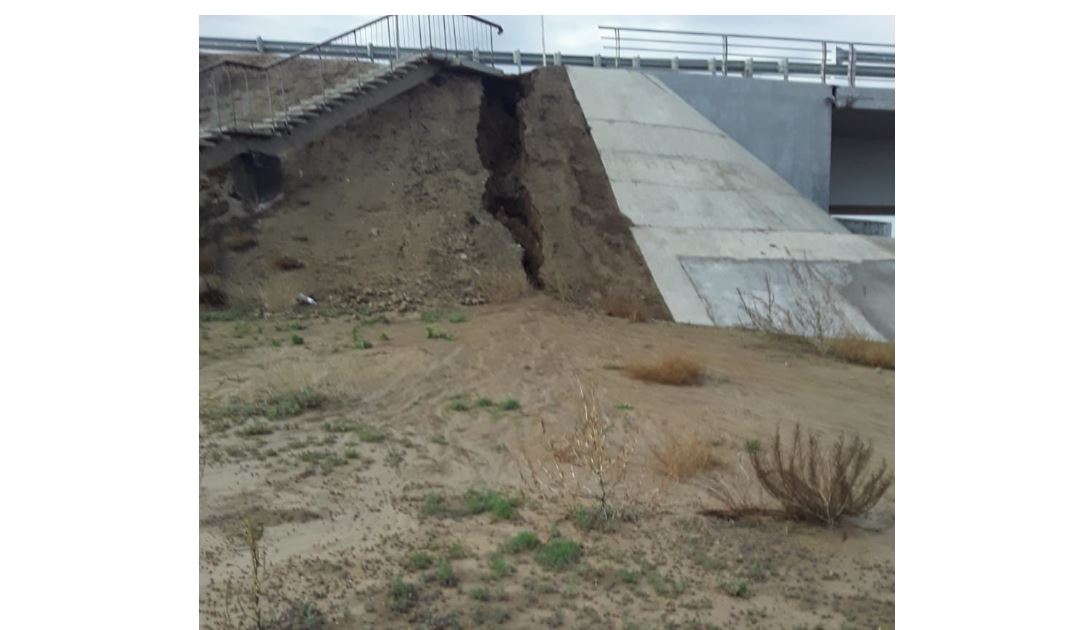 اتىراۋ: جاڭبىر بۇلدىرگەن كوپىردى مەردىگەر جوندەيدى