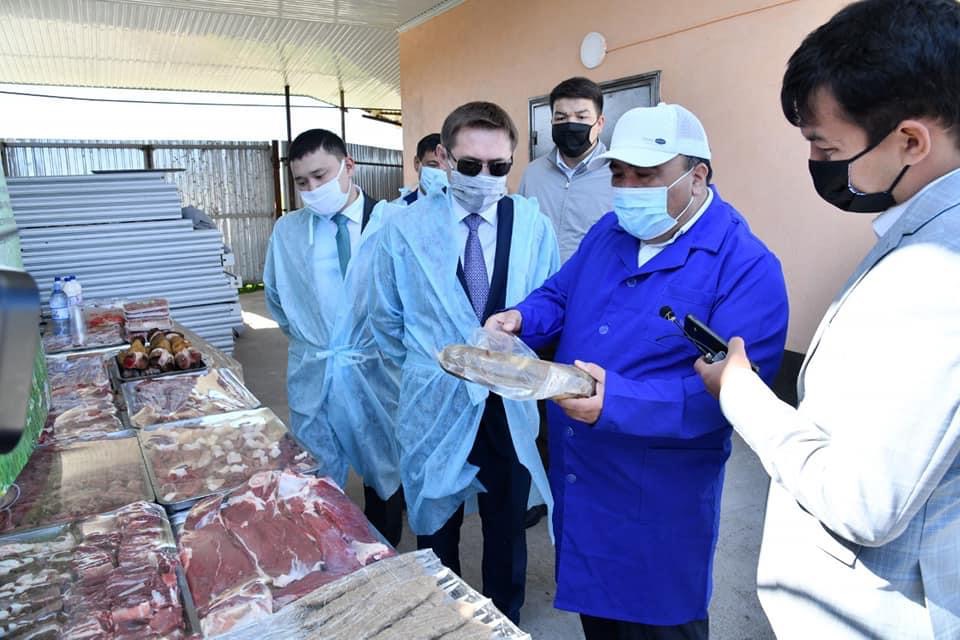 مۇرات ايتەنوۆ ءىرى اۋىل شارۋاشىلىعى نىساندارىنىڭ جۇمىسىمەن تانىستى