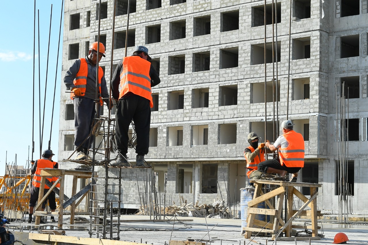 استانادا 34 جاستاعى قۇرىلىسشى جەتىنشى قاباتتان قۇلاپ كەتتى