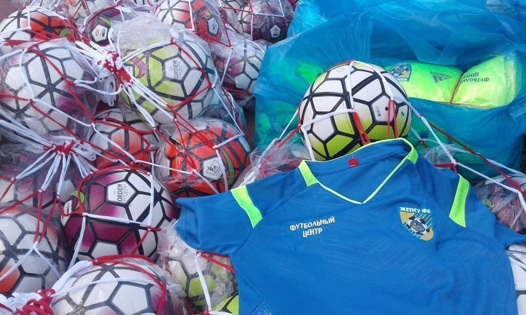 پوليتسەيلەر بالالارعا سپورت جابدىقتارىن تارتۋ ەتتى